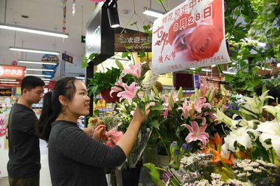 七夕節(jié)催熱消費(fèi)市場(chǎng) 玫瑰花與紙制品銷售兩旺